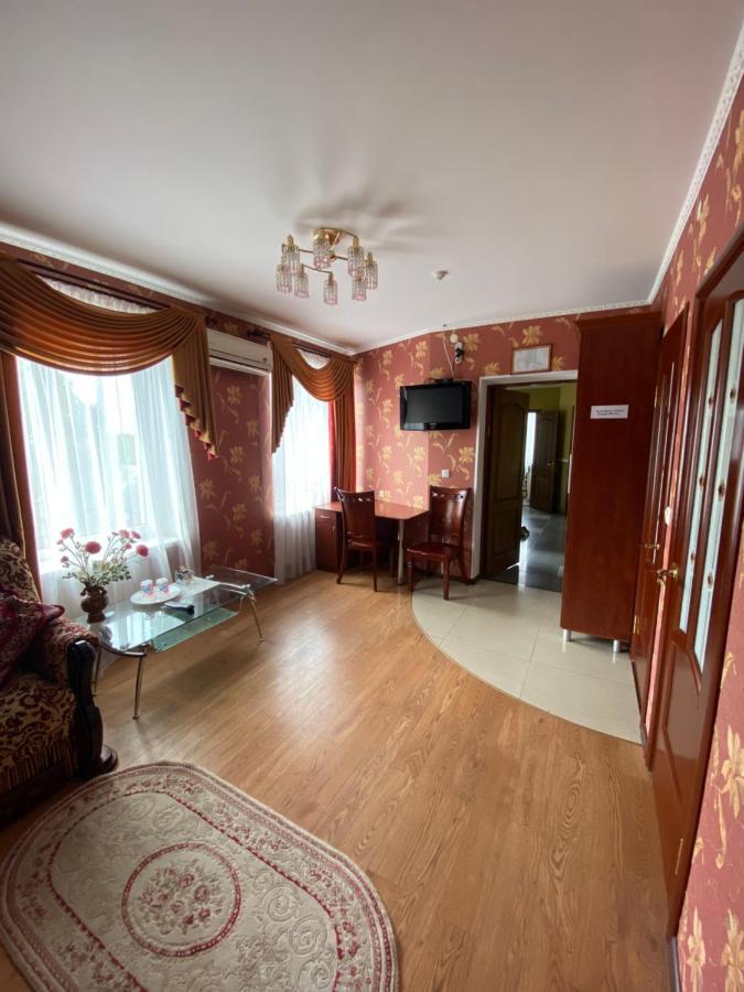Золотий Лев Hotel Zvenyhorodka Buitenkant foto